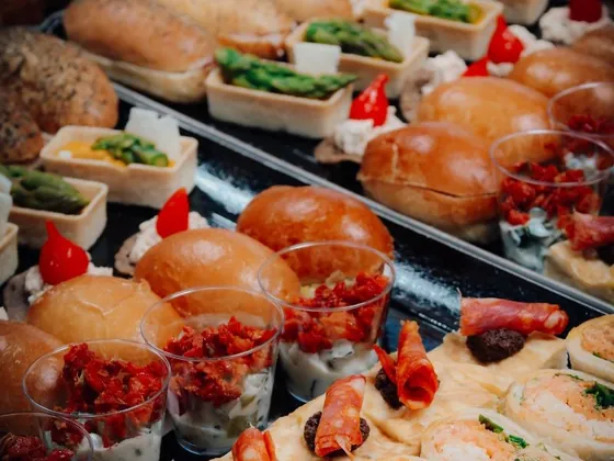 Buffet de cocktail dînatoire : mini-burgers, verrines et tartelettes, Chez Gaël Traiteur à Collonges