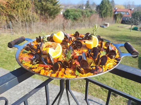 Grégory, Le Cuisinier Divonnais, présente une paella royale aux moules et citron