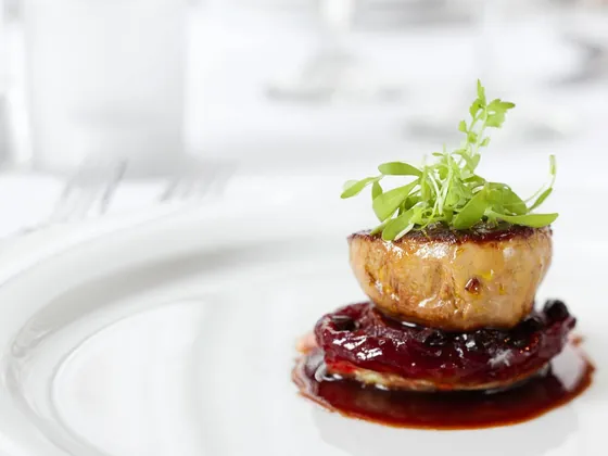 Assiette gastronomique de foie gras poêlé, Ô en Bouche, traiteur à Gex