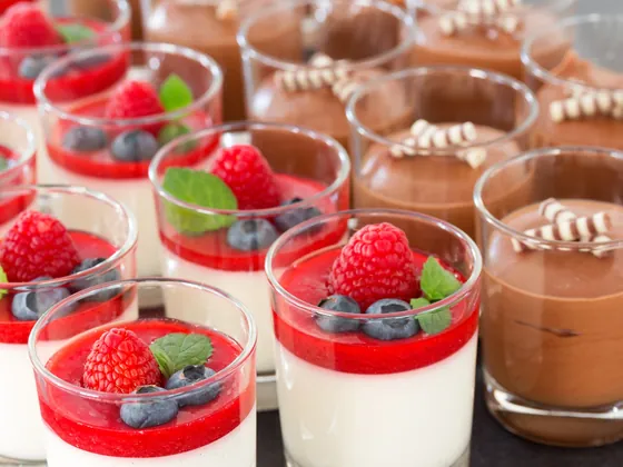 Verrines de panna cotta aux fruits rouges et mousses au chocolat, Vincent Traiteur à Ferney-Voltaire